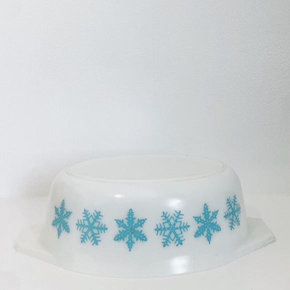 Pyrex casserole dish / 1950s - 1960s / Turquoise snowflake / 043 / 1 1/2 qt - Picture 5 of 6